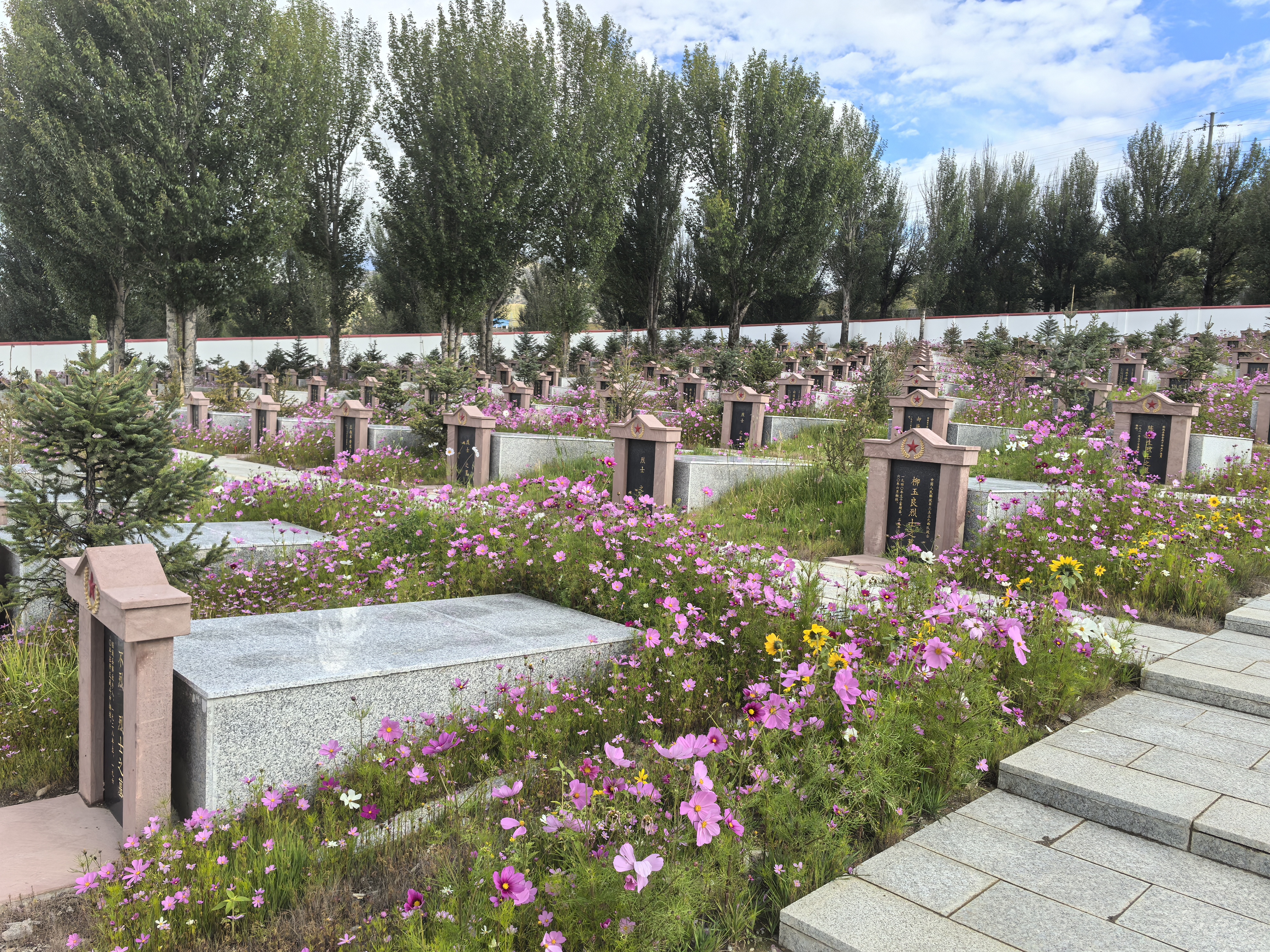 捐資800萬，修繕改建稻城烈士陵園