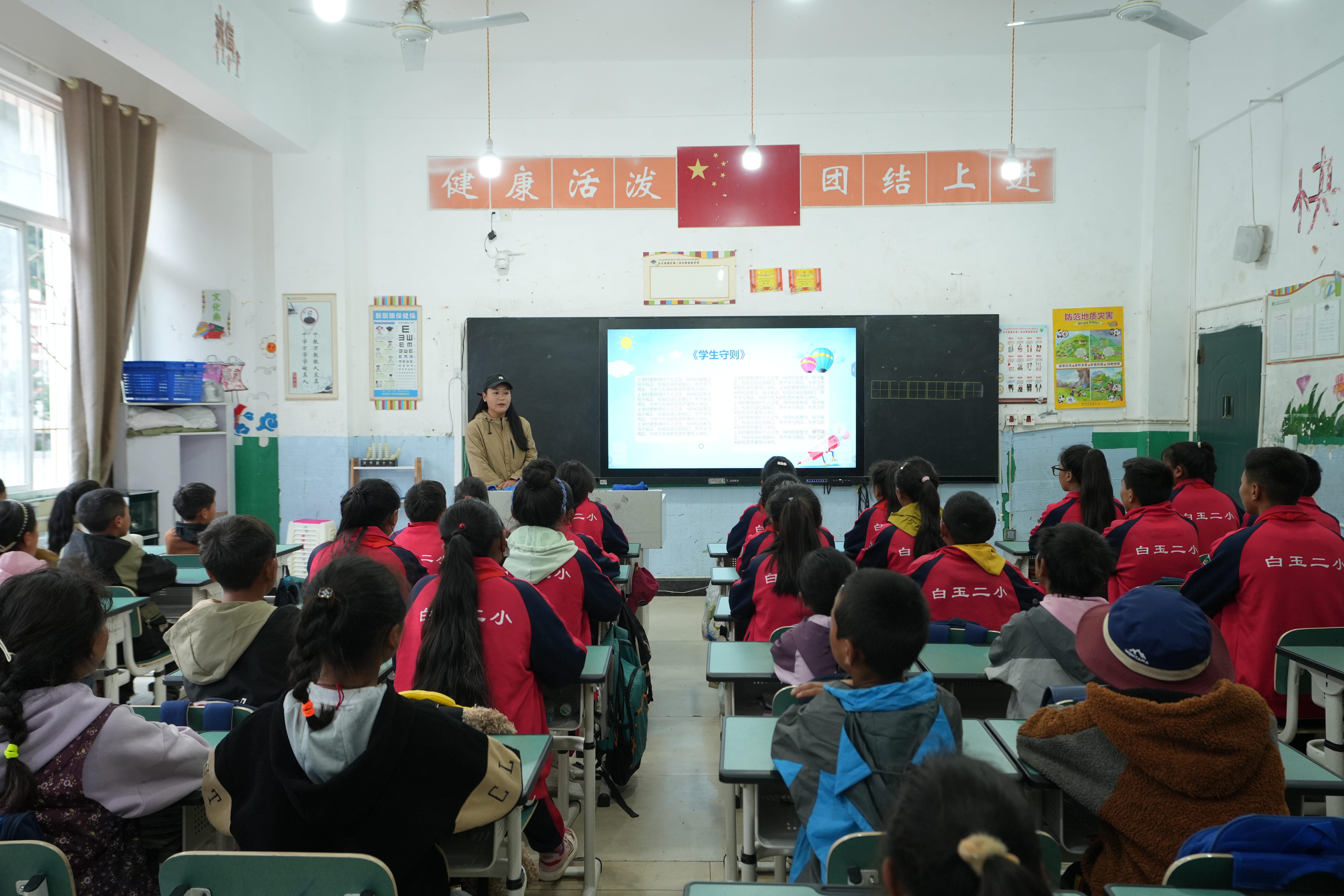 捐建白玉縣電教室，改善基礎(chǔ)教學(xué)條件